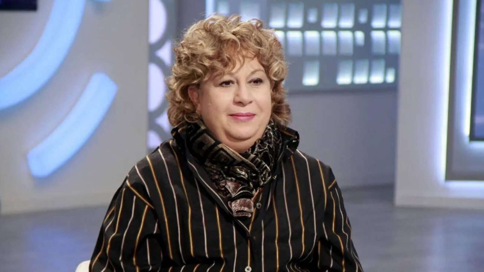 وفاة الفنانة سُمَيَّة الألفي.. أيقونة الشاشة الصغيرة 3 صورة للفنانة سمية الألفي.