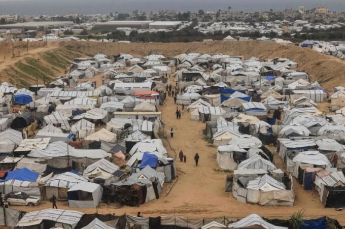 صورة تظهر خيام نازحين في غزة تطايرت جراء منخفض جوي