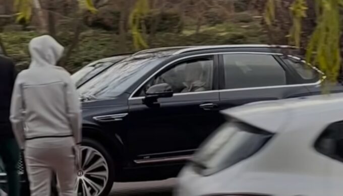 صورة ولي العهد الأمير مولاي الحسن في مدينة إفران خلال تساقط الثلوج.