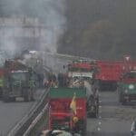 Tracteurs bloquant l'autoroute A64.