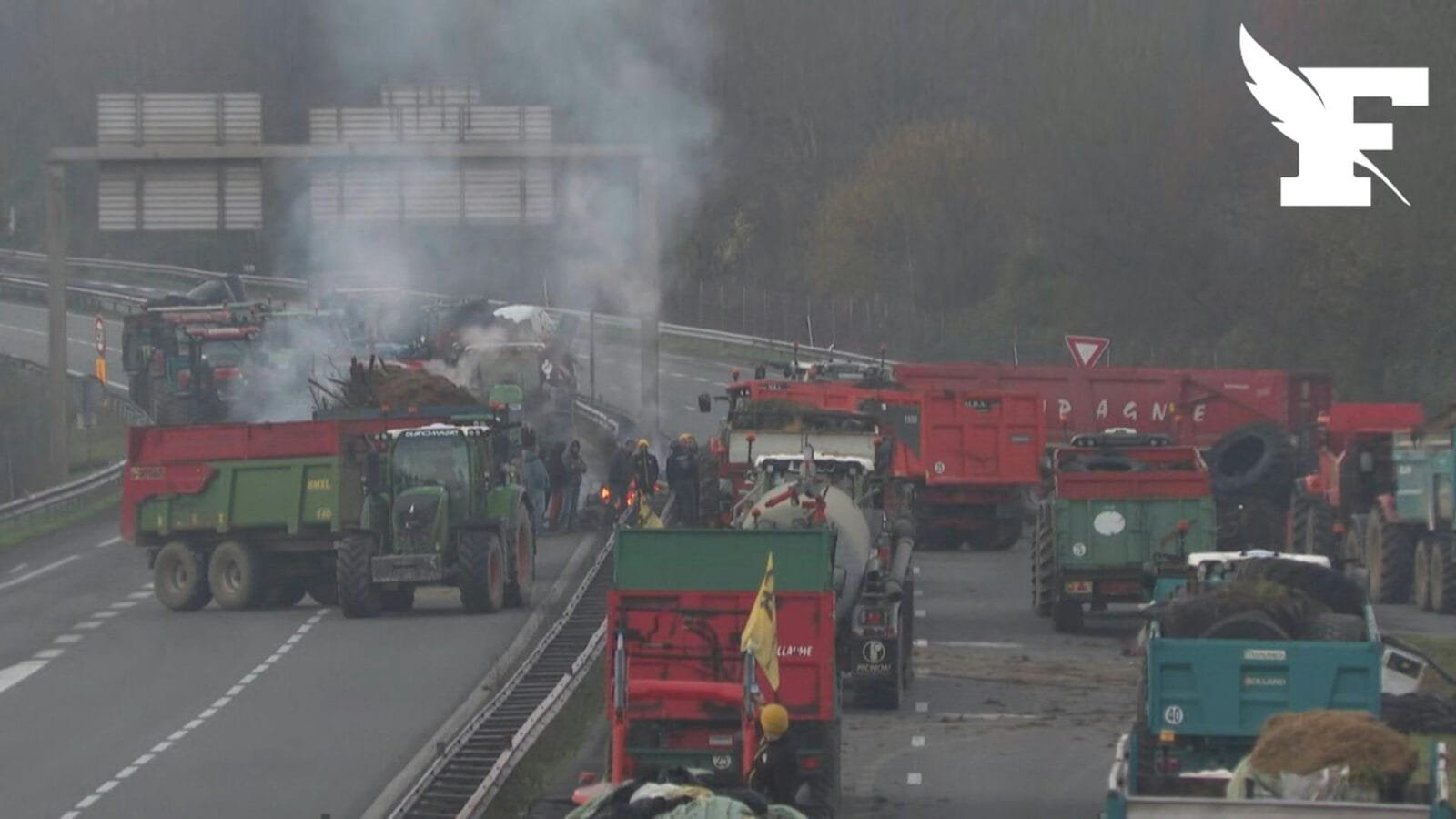 Tracteurs bloquant l'autoroute A64.