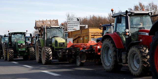 Les agriculteurs bloquant l'autoroute A63 à Cestas (Gironde) le 26 décembre 2025.