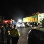 Les forces de l'ordre dans une ferme touchée par la dermatose nodulaire contagieuse.