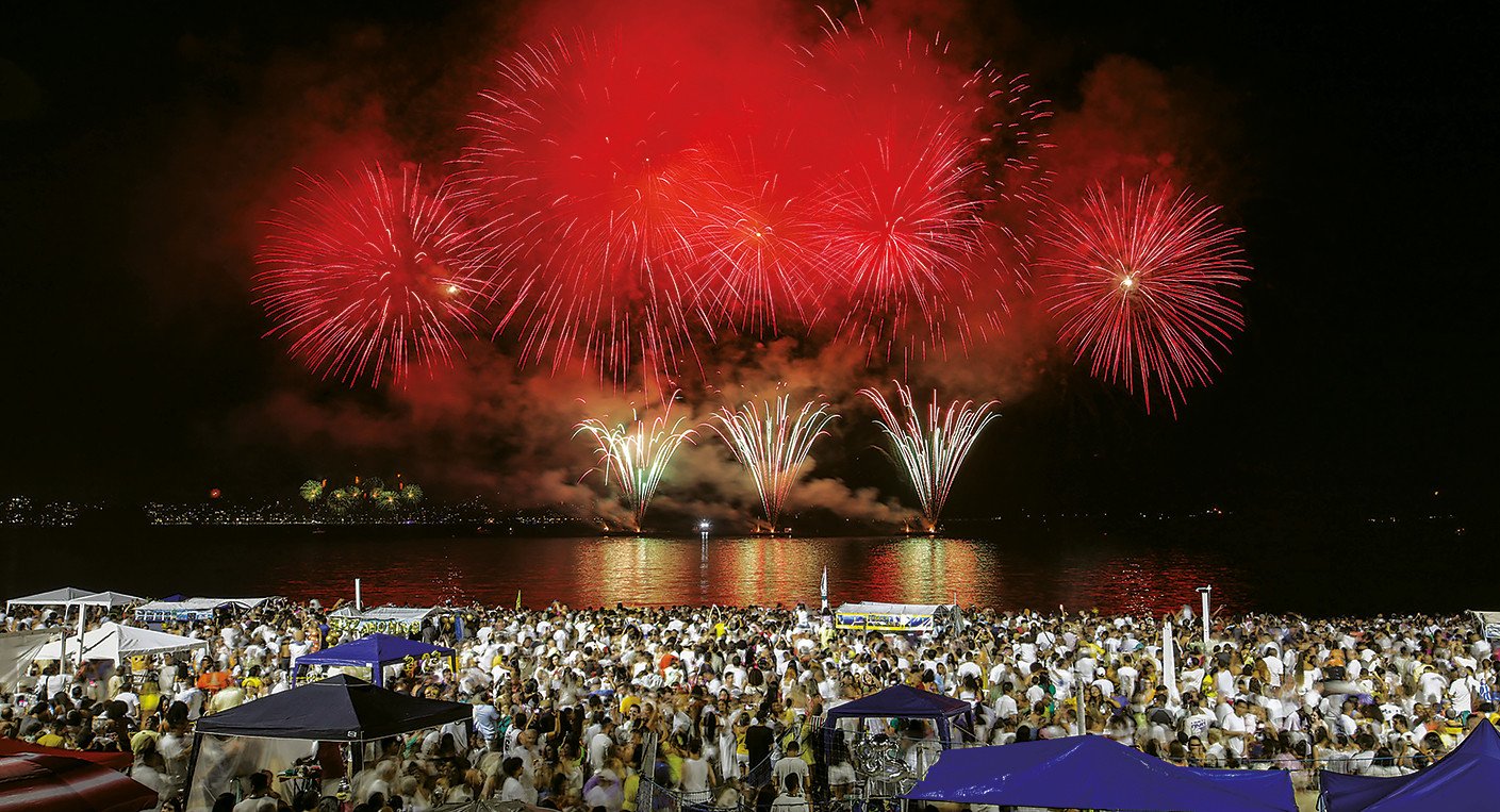 Une ville éblouissante de lumières et de décorations pendant les fêtes de fin d'année.