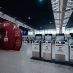 Passagers utilisant les bornes automatiques de Self Bag Drop à l'aéroport Mohammed V de Casablanca.