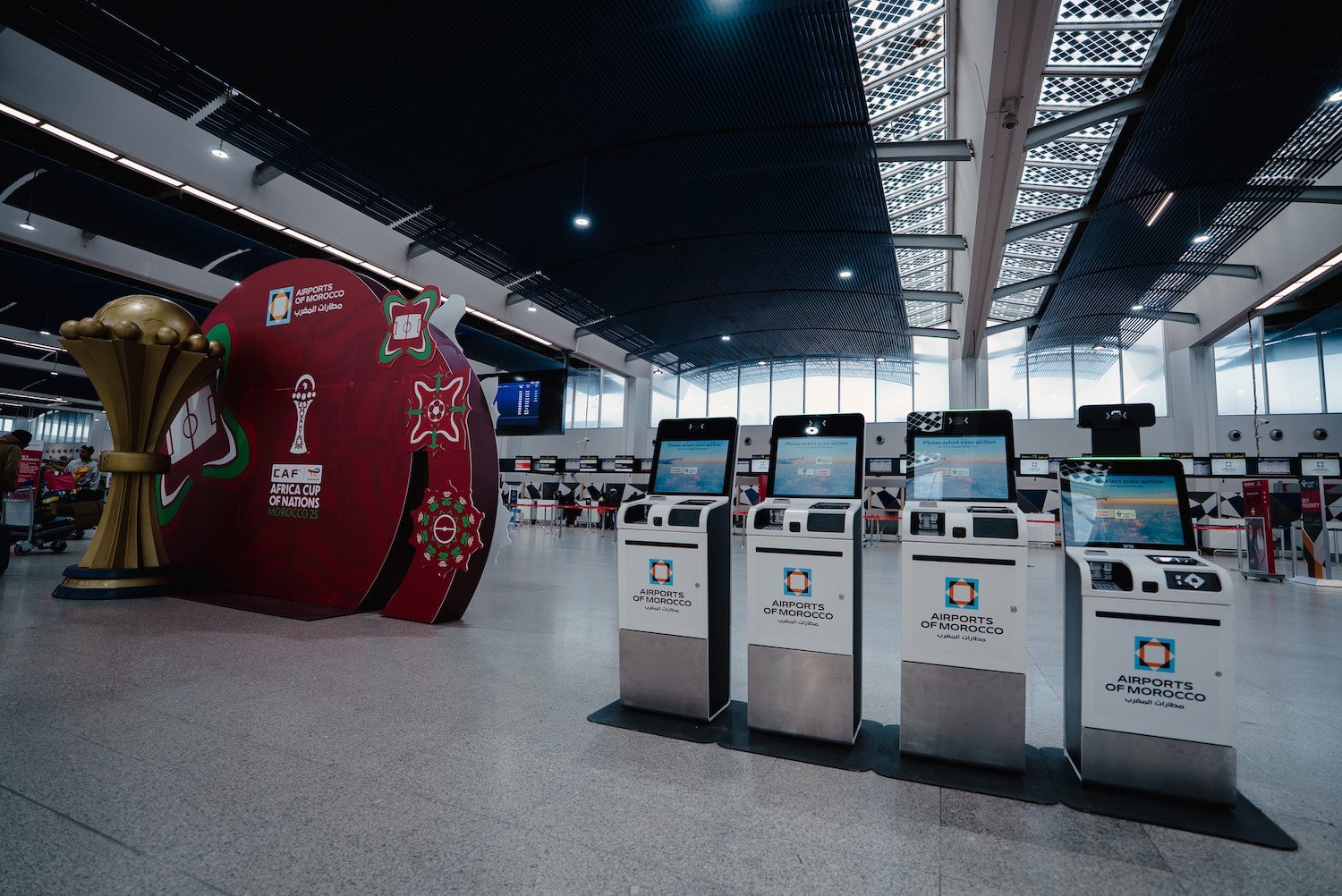 Passagers utilisant les bornes automatiques de Self Bag Drop à l'aéroport Mohammed V de Casablanca.