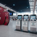 Passagers utilisant les bornes automatiques de Self Bag Drop à l'aéroport Mohammed V.