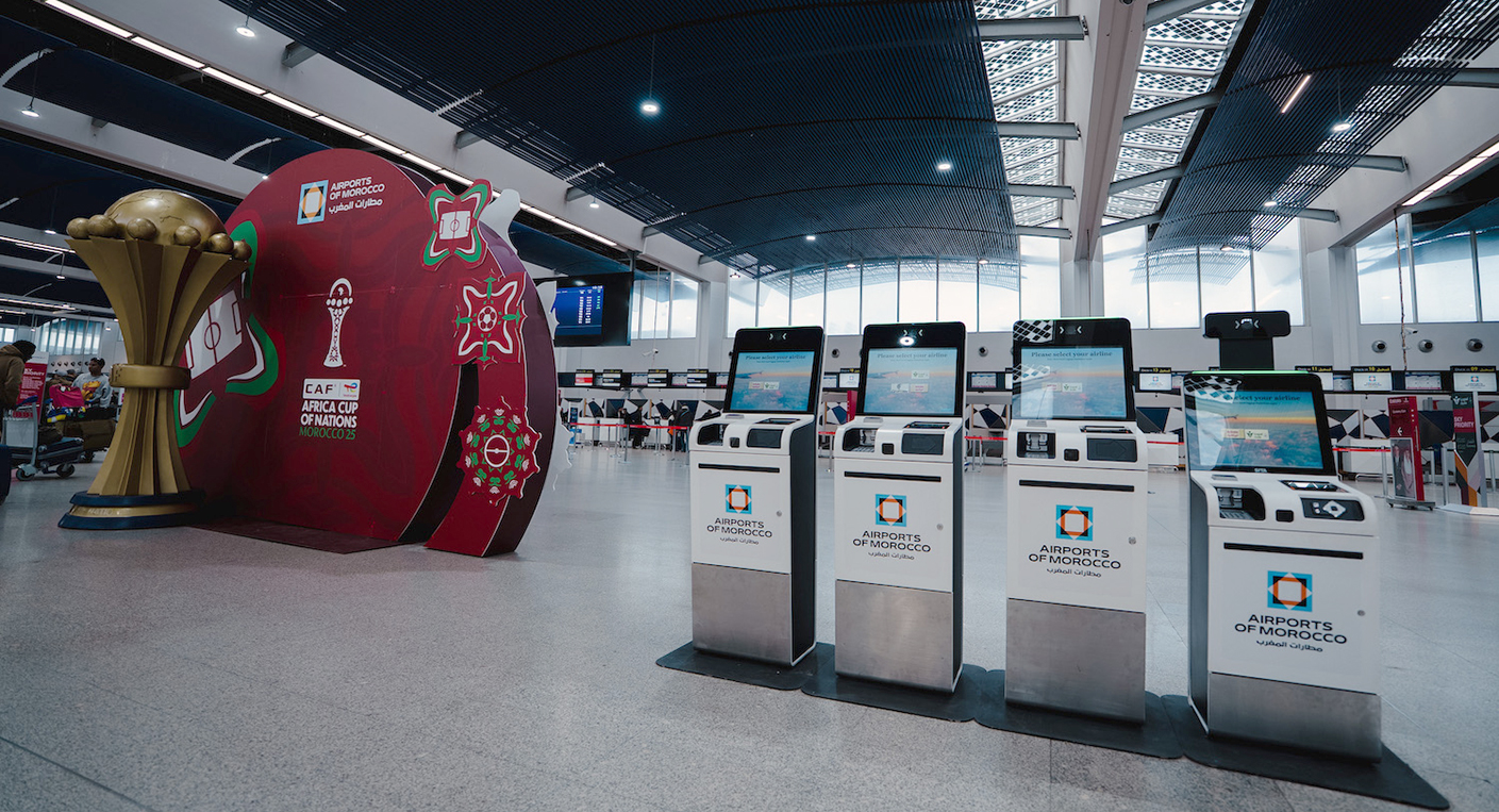 Passagers utilisant les bornes automatiques de Self Bag Drop à l'aéroport Mohammed V.