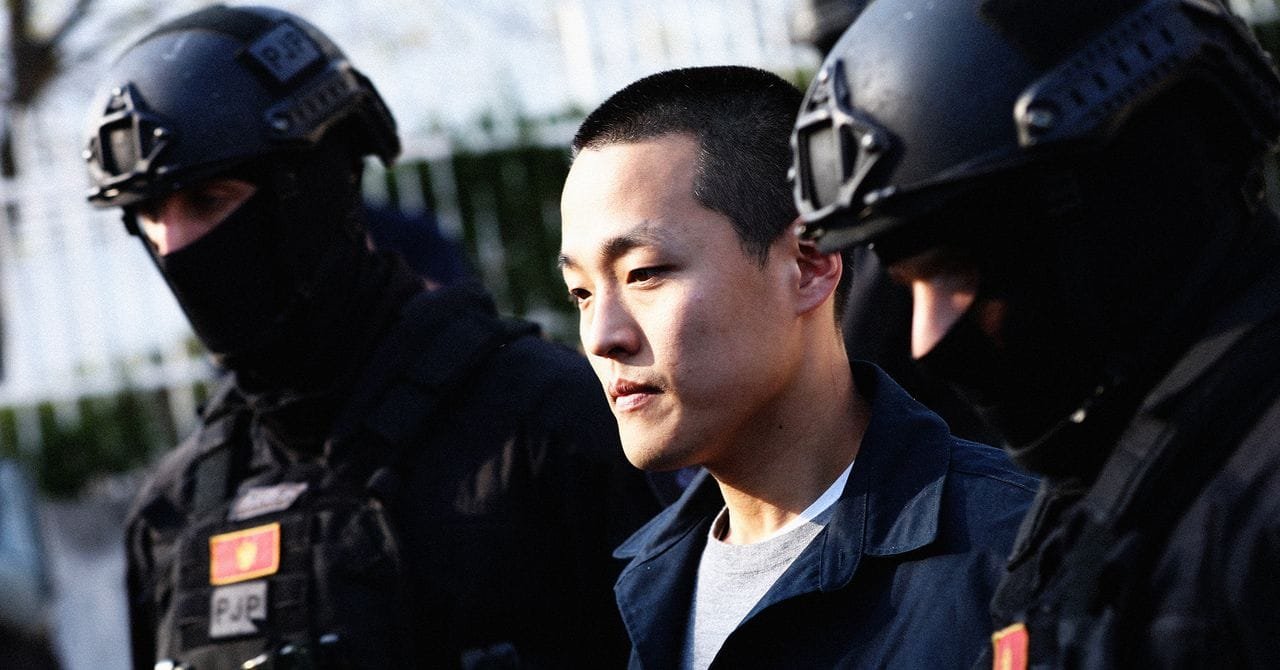Do Kwon in court, escorted by US Marshals.