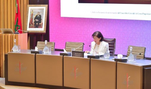 Un groupe d'élèves dans une classe d'école