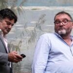 Un homme en robe de chambre, avec un masque à gaz, est accusé d'avoir empoisonné 30 patients.