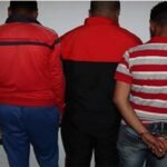 Des policiers en train de faire une perquisition.