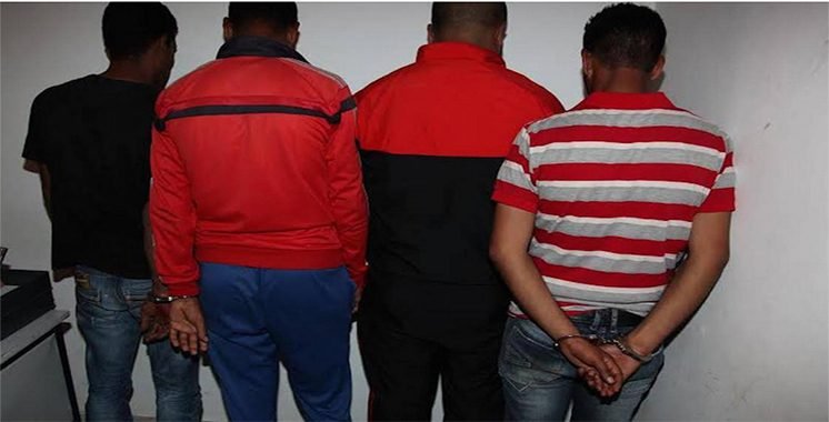 Des policiers en train de faire une perquisition.