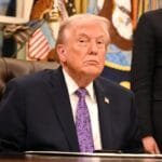 Donald Trump à la Maison-Blanche, avec le texte "Érosion de l'autorité de Donald Trump"