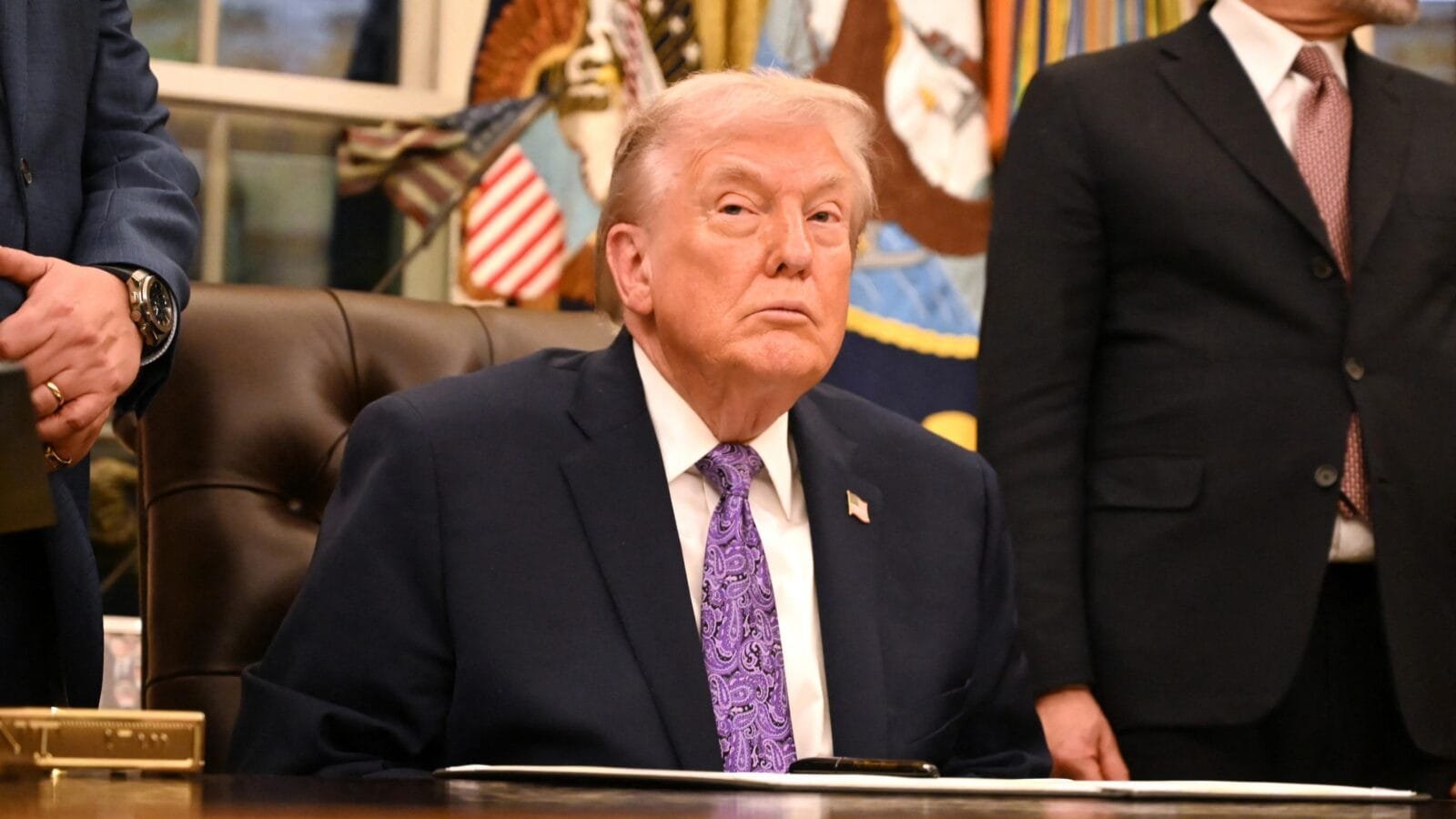 Donald Trump à la Maison-Blanche, avec le texte "Érosion de l'autorité de Donald Trump"