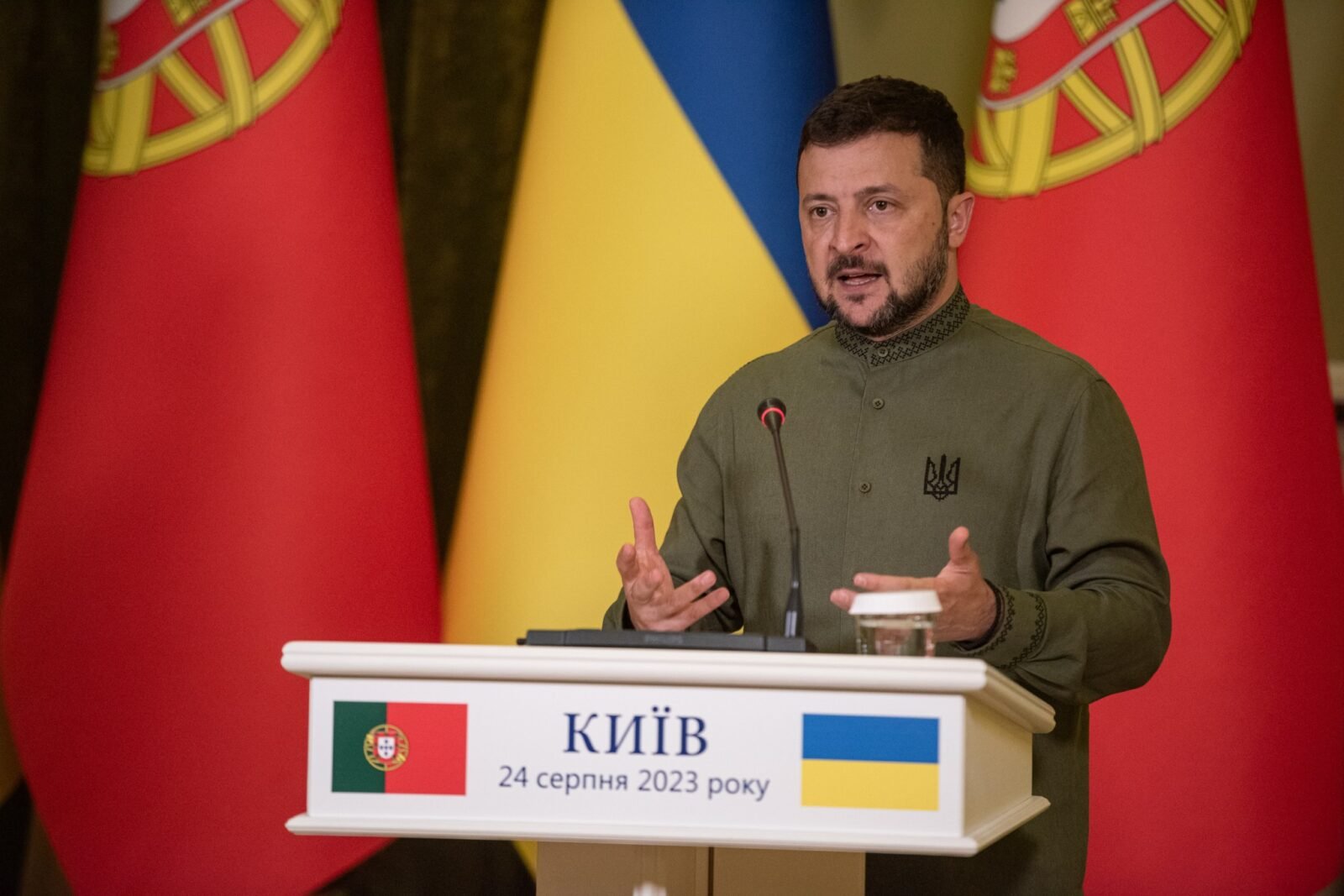 Alt text for the image: "EU flags and Russian flags side by side"