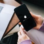 Alt text for the image: "Mettre à jour votre iPhone pour éviter les arnaques FaceTime"