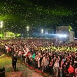 La scène du Théâtre de Verdure, avec Labess en train de chanter.
