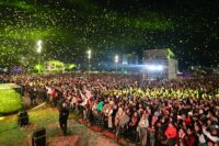 La scène du Théâtre de Verdure, avec Labess en train de chanter.