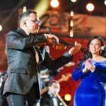 Les musiciens du groupe Aza sur scène, entourés de lumières et de sons.