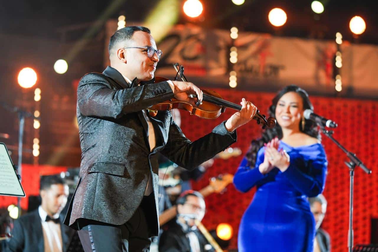 Les musiciens du groupe Aza sur scène, entourés de lumières et de sons.