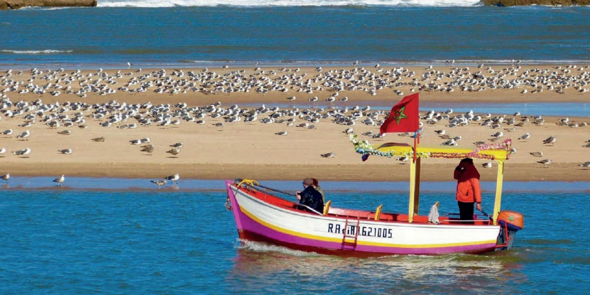 Touristes se promenant dans la médina de Marrakech.