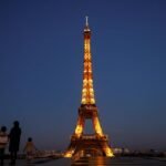 Des feux d'artifice illuminant la Tour Eiffel.