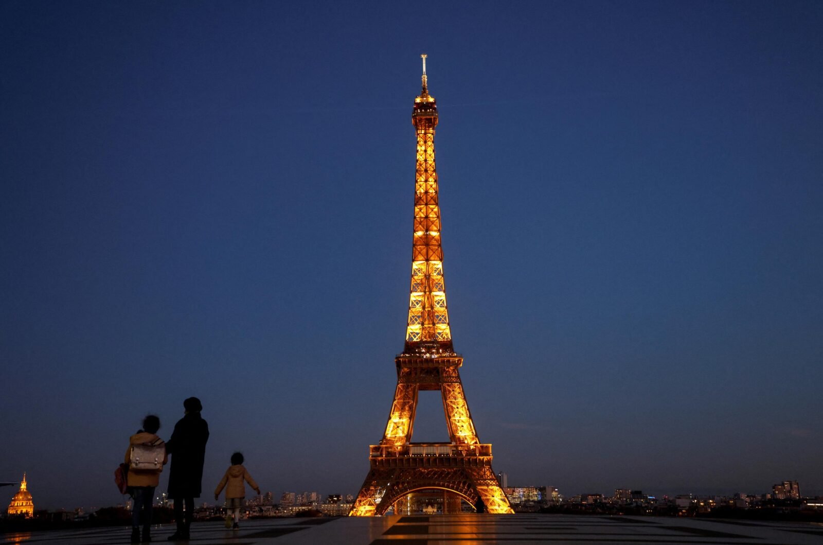 Feu d’artifice sauvage à la Tour Eiffel : des ultras du PSG interpellés par la police 3 Des feux d'artifice illuminant la Tour Eiffel.