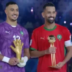 SM le Roi félicite les joueurs de l'équipe nationale de football.