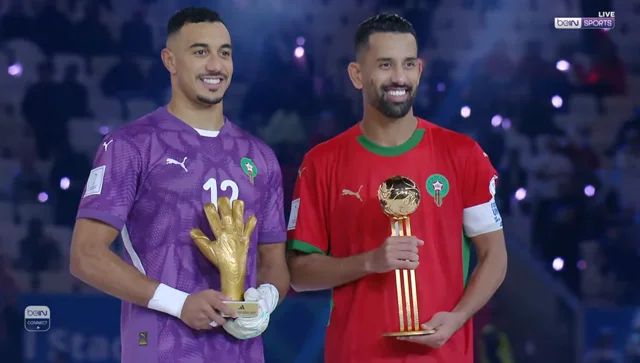 SM le Roi félicite les joueurs de l'équipe nationale de football.