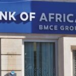 Un diplômé de la BOA Academy recevant sa certification.