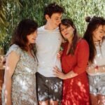 Des frères riant et serrant la main.