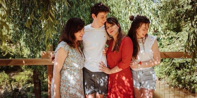 Des frères riant et serrant la main.