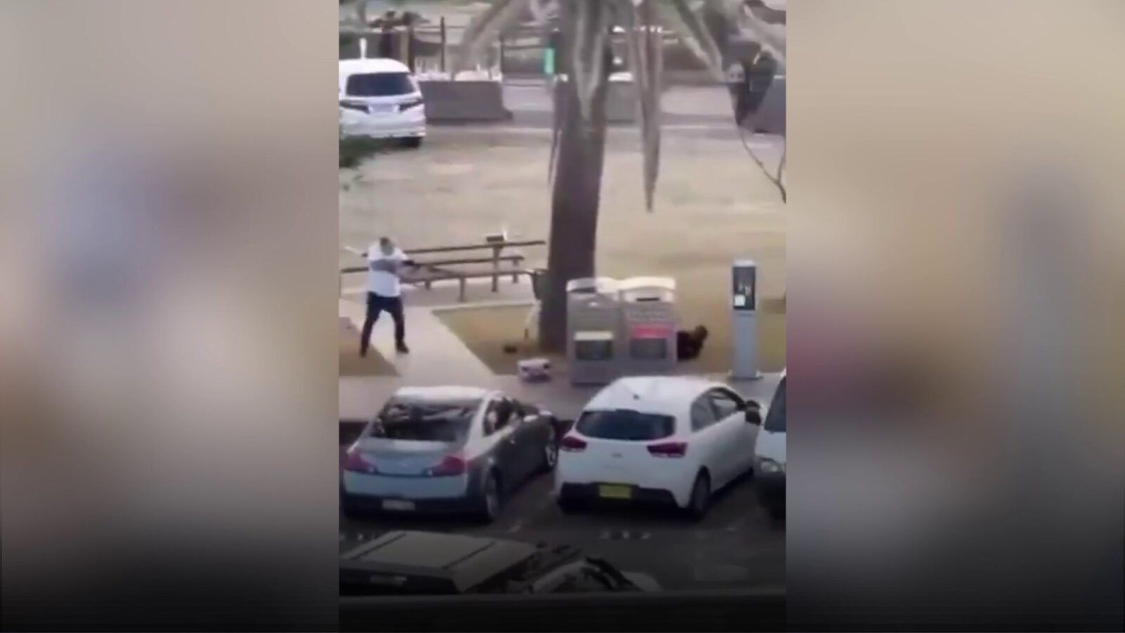 Un homme désarme un tireur sur la plage de Bondi à Sydney.