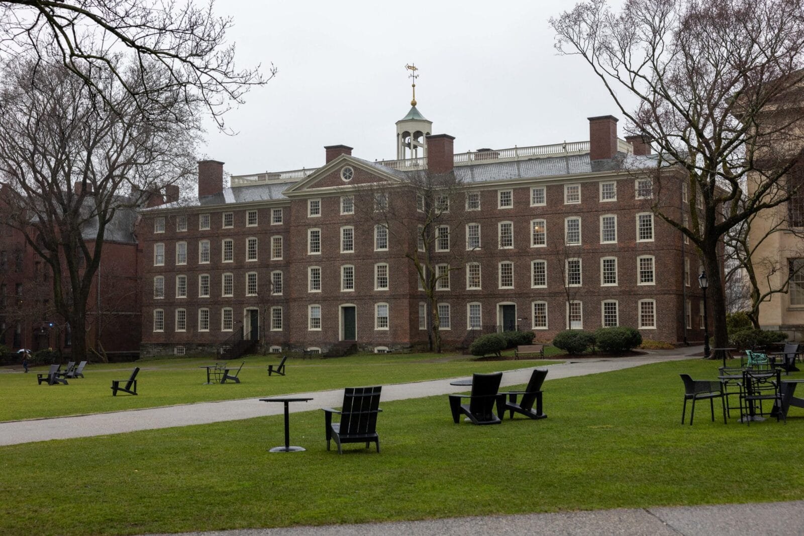 Une image de la police sécurisant le campus de l'université Brown.