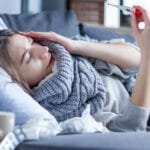 Les personnes se font vacciner contre la grippe.