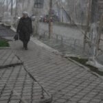 Des filets antidrones recouvrent la ville d'Izioum, en Ukraine, pour se protéger des drones.