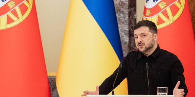 Image d'un soldat ukrainien avec un drapeau ukrainien, avec le texte "Guerre en Ukraine" en français.