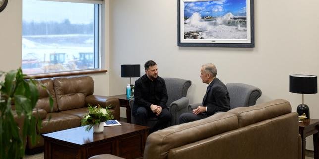 L'image d'un dirigeant européen et de Volodymyr Zelensky lors d'une réunion.