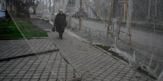 Des filets antidrones recouvrent la ville d'Izioum, en Ukraine, pour se protéger des drones.