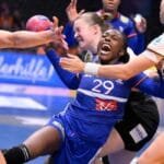 Au Mondial féminin de handball, l’équipe de France cède en demi-finales sous la puissance des Allemandes 8 Les joueuses de l'équipe de France de handball en action contre l'Allemagne en demi-finales du Mondial.