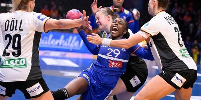 Les joueuses de l'équipe de France de handball en action contre l'Allemagne en demi-finales du Mondial.