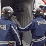 Un groupe de personnes armées de couteaux et d'épées, avec des masques pour dissimuler leur identité.