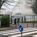 Un bâtiment de collège en feu.