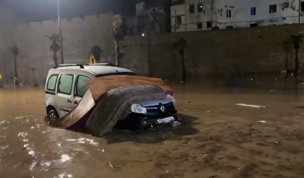 7 morts et de lourds dégâts matériels après des inondations exceptionnelles à Safi 1 Véhicules emportés par les eaux à Safi.