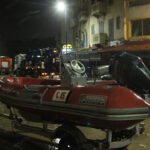 Élèves en train de sortir de l'école pendant les intempéries.