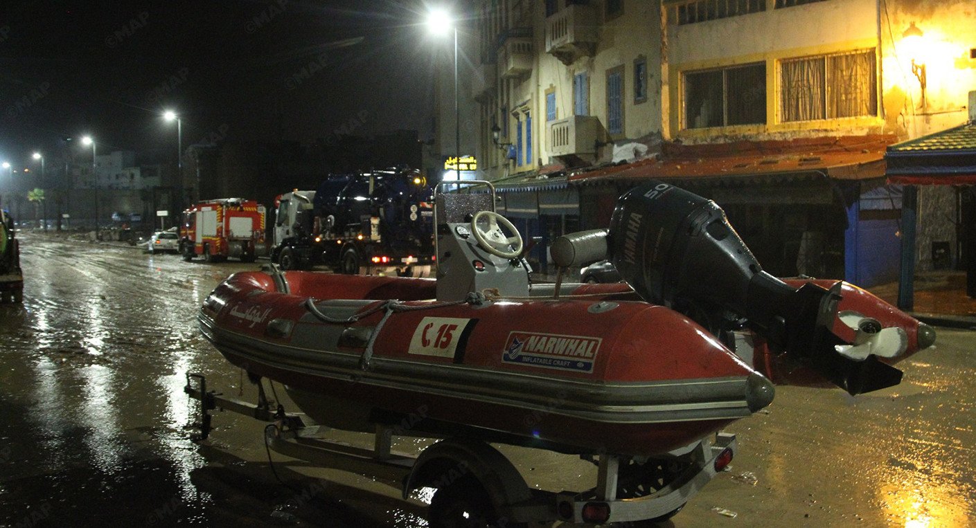Élèves en train de sortir de l'école pendant les intempéries.