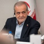 Image description in English: Iranian President Masoud Pezeshkian speaking at a press conference.