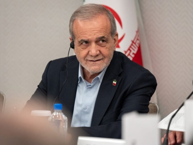 Image description in English: Iranian President Masoud Pezeshkian speaking at a press conference.