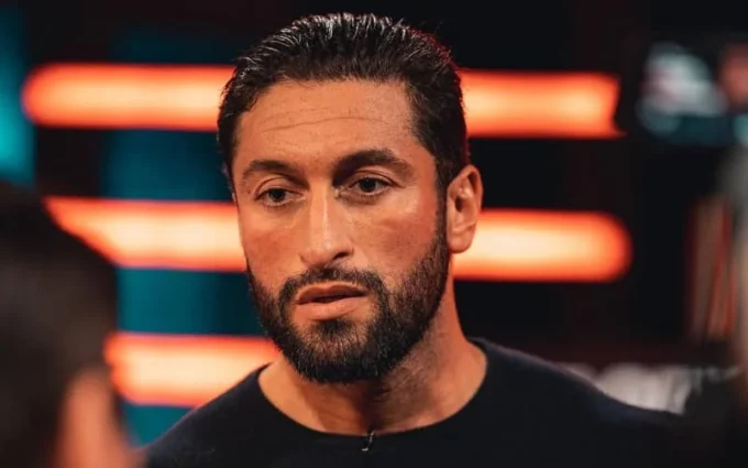 Une photo de Jamal Ben Saddik en train de boxe.